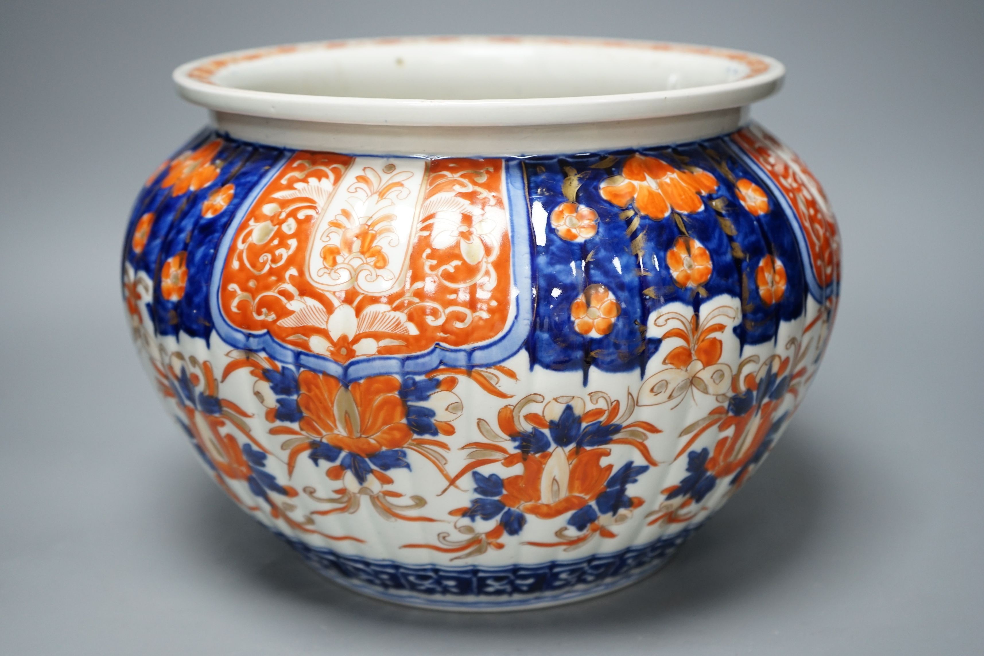 An Imari pattern jardiniere, 26cms diameter